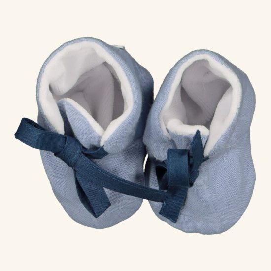 Des petits chaussons pour la maternité en tissu. On note le côté moelleux et douillet de ces petits chaussons