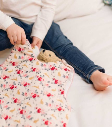 ornée de pressions en nacre pour les loulous et recouvertes d’or pour les louloutes.  « Pour des nuits bien au chaud